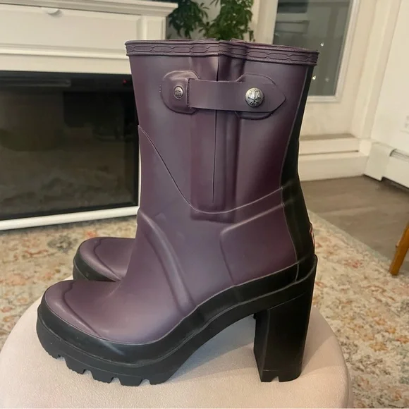 NWOT Hunter Heeled Chelsea Rain Ankle Boots in Black and Purple - Picture 2 of 8